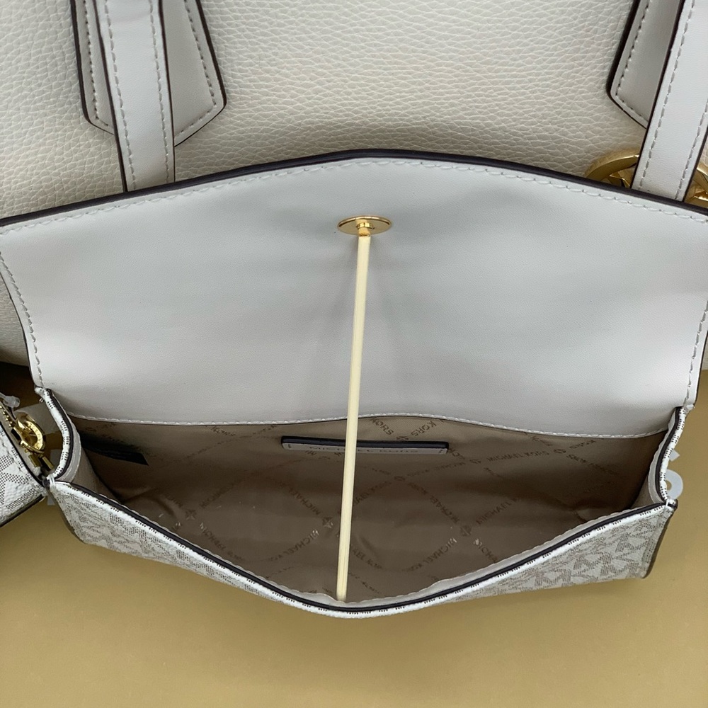 Michael Kors Kimberly LG 3 in 1 Tote Light… - Picture 11 of 16
